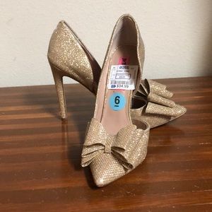 Brand New Betsy Johnson Size 6 Gold Bow Heels